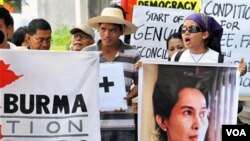 Hari Senin, lebih dari 100 anggota Liga Nasional Untuk Demokrasi berkumpul di kantor pusatnya di Rangoon.
