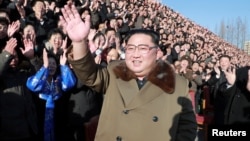 Pemimpin Korut, Kim Jong Un, bertemu dengan para peserta pada Rapat Nasional ke-4 Aktivis di Bidang Pertanian di Pyongyang, Korea Utara (foto: KCNA via Reuters)