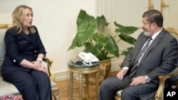 Hillary Clinton y el presidente Morsi en el palacio presidencial en El Cairo.