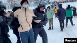Полицейские задерживают протестующего в Уфе. Республика Башкортостан, Россия. 19 января 2024г.