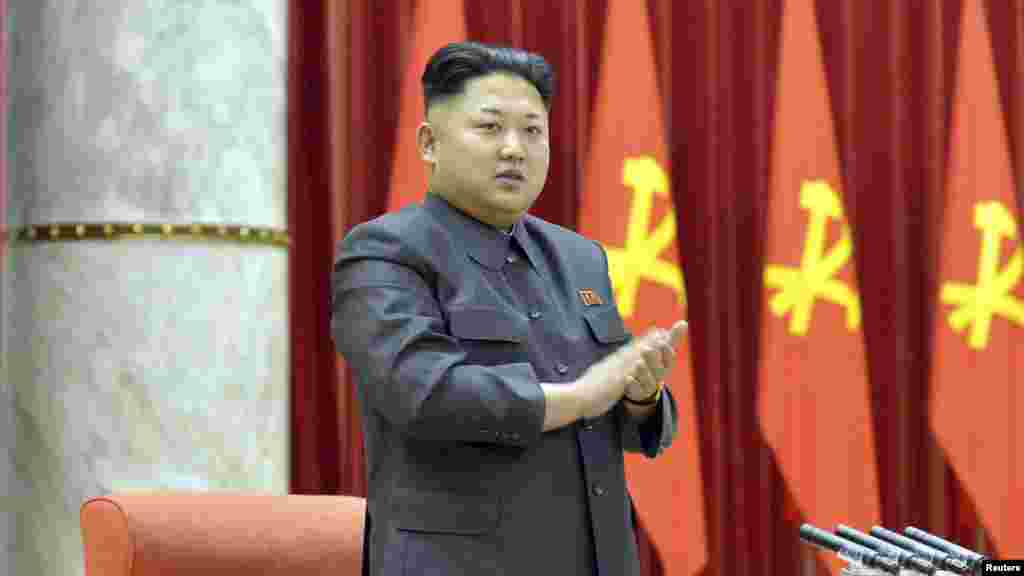 Lãnh đạo Bắc Triều Tiên Kim Jong Un vỗ tay trong buổi lễ trao giải thưởng của Đảng và Nhà nước cho các quan chức gương mẫu.