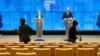 Fotografi se kreću kroz gotovo praznu salu za konferencije za štampu, dok predsednik Evropskog saveta Šarl Mišel (desno) i predsednica Evropske komisije Ursula fon der Lajen, govore posle video konferencije lidera zemalja G7, u zgradi Evropsog saveta, u Briselu, 16. marta 2020.