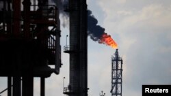 El exceso de gas natural está siendo quemado en una refinería en Tula.