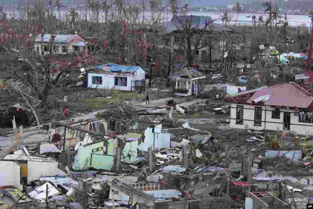 Rumah-rumah yang hancur akibat Topan Haiyan dahsyat yang menghantam kota Tacloban, provinsi Leyte di Filipina Tengah (9/11). (AP/Aaron Favila)