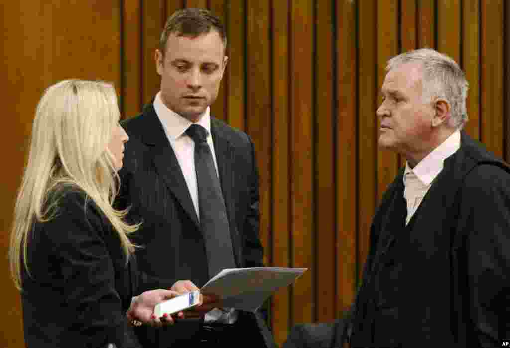 Oscar Pistorius listens to his legal team, Pretoria, South Africa, Oct. 14, 2014.
