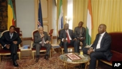 West African leaders meet with Ivory Coast President Laurent Gbagbo, right, at the Presidential palace in Abidjan, 28 Dec 2010, with left to right; Benin President Boni Yayi, Cape Verde President Pedro Pires, Sierra Leone President Ernest Bai Koroma
