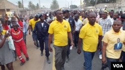 Abel Chivukuvuku durante uma marcha da CASA-CE no Soyo, província do Zaire, durante a campanha de 2012 (Arquivo)