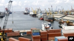 Pegawai pelabuhan sedang bongkar muat barang dari kontainer di pelabuhan Tanjung Priok di Jakarta, Indonesia, 13 Desember 2012. Pertumbuhan ekspor yang signifikan di kuartal ketiga 2017 mendorong pertumbuhan ekonomi Indonesia lebih tinggi dibanding kuartal kesatu dan kedua. 