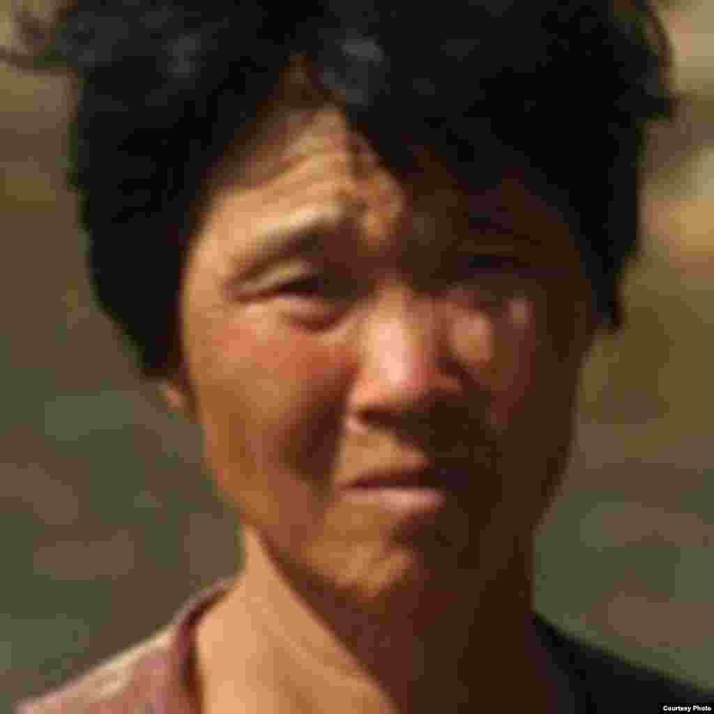 정선희 씨에 따르면 7월29일 아침 갑자기 지붕 높이까지 물이 올라왔다. 정선희 씨 가족은 주변 산으로 대피했고, 지금은 천막에서 살고 있다. 옥수수밭 중 일부는 못쓰게 됐다. (미션 이스트 제공)