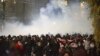 Demonstranti bježe od oblaka suzavca tokom mitinga protiv odluke vlade da obustavi pregovore o pridruživanju Evropskoj uniji na četiri godine u Tbilisiju, Gruzija, 2. decembra 2024.