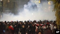 Demonstranti bježe od oblaka suzavca tokom mitinga protiv odluke vlade da obustavi pregovore o pridruživanju Evropskoj uniji na četiri godine u Tbilisiju, Gruzija, 2. decembra 2024.