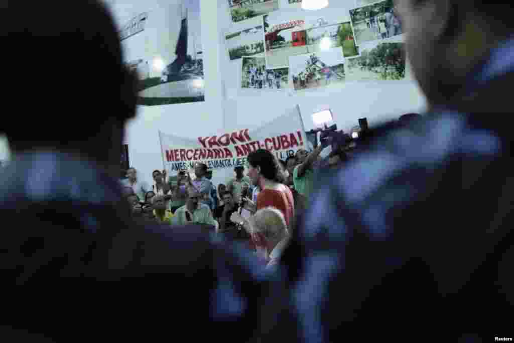 Yoani se reúne en Brasil con un grupo de jóvenes socialistas en el Museo Parque del Saber en Feira de Santana que llegó a protestar ante la presencia de la bloguera y expresar su respaldo al régimen castrista.