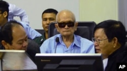 Mantan pemimpin ideologi negara Khmer Merah di Kamboja, Nuon Chea (tengah), dalam mahkamah kejahatan perang PBB di Phnom Penh.