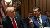 Президент Дональд Трамп проводит заседание Кабинета министров в Белом доме. Рядом с ним – глава Пентагона Пит Хегсет. 26 февраля 2025 г. 