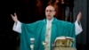 El arzobispo argentino Víctor Manuel Fernández oficia una misa en la Catedral de La Plata, Argentina, el 9 de julio de 2023.