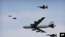 Pesawat jet tempur milik Angkatan Udara AS, B-52 melintasi Pangkalan Udara Militer Osan di Pyeongtaek, Korea Selatan (10/1) 