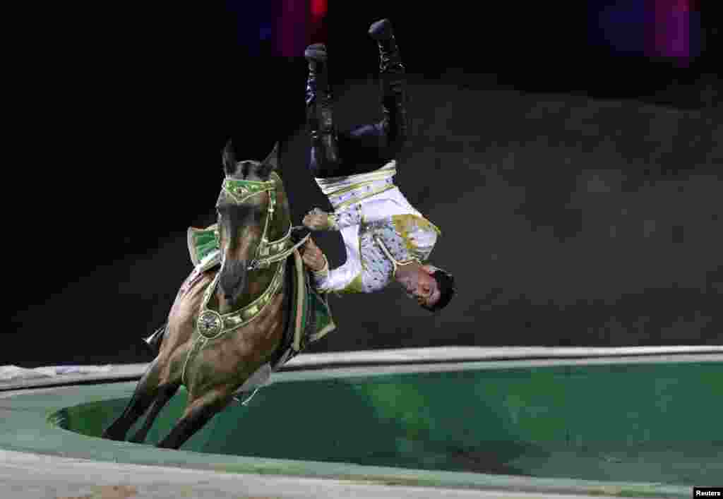 Seorang pria Turkmenistan melakukan aksi di atas kudanya pada Festival Berkuda di Kota Terlarang Beijing, China.