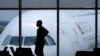 En esta foto de archivo del 18 de febrero de 2021, un pasajero espera su vuelo en el Aeropuerto Internacional Hartsfield-Jackson de Atlanta. Las aerolíneas han denunciado al menos 3.000 casos de pasajeros revoltosos desde el 1 de enero, según un vocero de