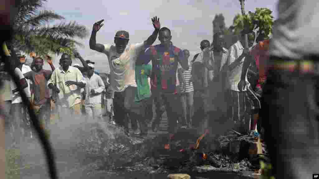 Protestors chant "let us pass" as they cross a barricade in the Musaga district of Bujumbura, May 4, 2015.