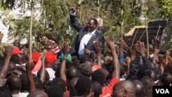 Le chef du Parti du Congrès de l'opposition du Malawi, Lazarus Chakwera, s'adresse aux manifestants à Blantyre, le 25 juillet 2019, où il a déclaré qu'il ne céderait pas tant que justice ne serait pas rendue. (VOA / L.Masina)