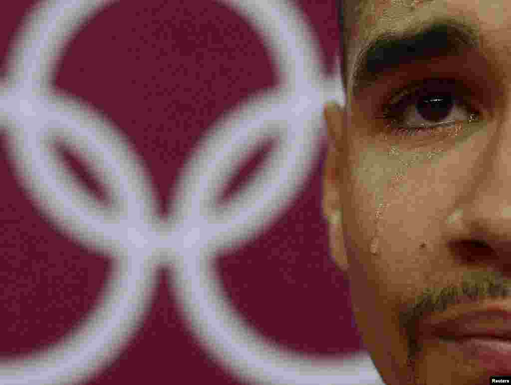Louis Smith dari Inggris menangis dalam babak kualifikasi senam pria di North Greenwich Arena.