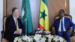 Menteri Luar Negeri Amerika Mike Pompeo bertemu dengan Presiden Macky Sall di Dakar, Senegal hari Minggu (16/2). 