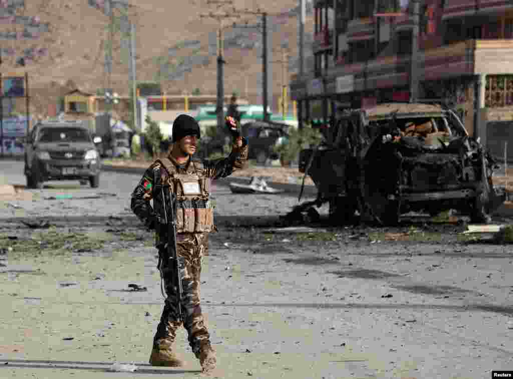 افغان سیکیورٹی فورسز کا ایک اہلکار دھماکے کے مقام پر موجود ہے اور حالات کا جائزہ لے رہا ہے۔ 