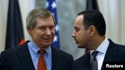 Eklil Hakimi (R), Afghanistan's ambassador to the United States, and James B. Warlick, deputy special representative for Afghanistan and Pakistan, attend a news conference in Kabul, November 15, 2012. 