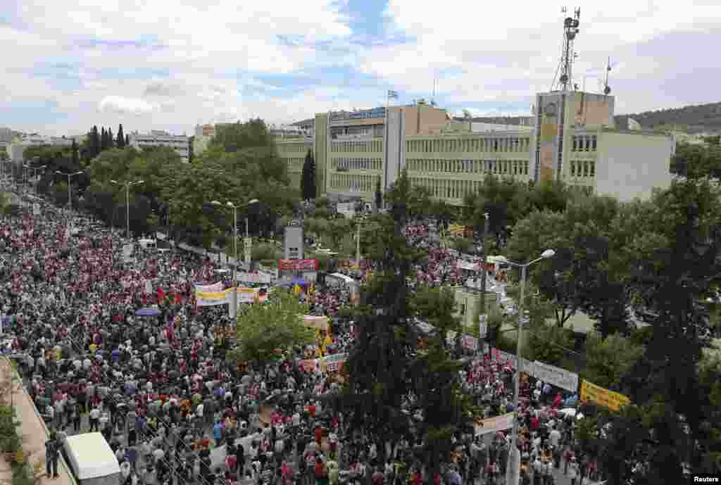 Protesters hold a rally outside Greek state broadcaster ERT headquarters, Athens June 13, 2013.