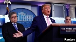 El presidente Donald Trump informa al país sobre la pandemia del coronavirus en el país, en la conferencia diaria de la Casa Blanca sobre el tema. Miércoles, 1 de abril de 2020.