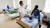 Seorang petugas kesehatan merawat pasien TB di sebuah klinik di KwaZulu Natal, Afrika Selatan (foto: ilustrasi).