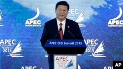 2013年10月7日，中国国家主席习近平在APEC工商领导人峰会上发表讲话。