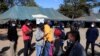 Des gens font la queue pour se faire vacciner contre le COVID-19 dans une clinique de Harare, au Zimbabwe, le 8 juillet 2021.