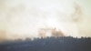 El humo se eleva después de un bombardeo israelí en la aldea de Odaisseh, cerca de la frontera con Israel, en el sur del Líbano, el viernes 13 de octubre de 2023. (Foto AP/Bilal Hussein)
