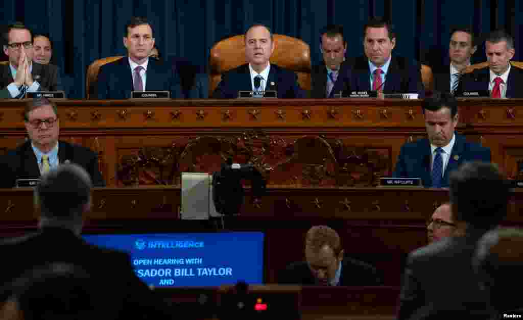 Mwenyekiti wa kamati Adam Schiff (C), Mdemokrat wa California, akitoa tamko la utangulizi wakati wa mahojiano ya kwanza yanayofanyika hadharani.
