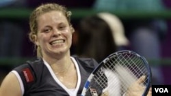 Petenis Belgia Kim Clijsters akan bermain bersama rekan senegaranya Justine Henin dalam kejuaraan Piala Fed bulan depan.
