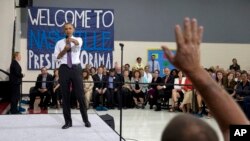 El presidente Obama responde preguntas de la audiencia en la escuela primaria Taylor Stratton en Nashville, Tennessee, donde habló sobre la ley de cuidado de salud, el miércoles, 1 de julio de 2015. 