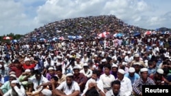 ကုတုပလော် ဒုက္ခသည်စခန်းတွင် ဆုတောင်းပွဲကျင်းပနေသည့် ရိုဟင်ဂျာဒုက္ခသည်များ။ (သြဂုတ် ၂၅၊ ၂၀၁၉)