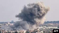 Asap mengepul setelah ledakan saat pemboman Israel di Rafah di Jalur Gaza selatan pada 18 Oktober 2023. (Foto: AFP)