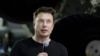 El fundador de SpaceX y director ejecutivo, Elon Musk, ofrece un discurso tras anunciar al multimillonario japonés Yusaku Maezawa como el primer pasajero de un vuelo privado alrededor de la Luna, en Hawthorne, California, el 17 de septiembre de 2018.