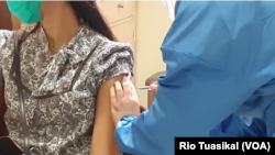 Dokter mendemonstrasikan penyuntikan kepada peraga relawan dalam simulasi uji vaksin di FK Unpad, Kota Bandung, Kamis (5/8) siang. (Foto: VOA/Rio Tuasikal)