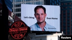 ภาพของอีวาน เกิร์ชโควิช ผู้สื่อข่าวจาก The Wall Street Journal หนึ่งในชาวอเมริกันที่ถูกจองจำในรัสเซีย ขึ้นบนบิลบอร์ดที่ไทม์ สแควร์ นครนิวยอร์ก วันที่ 29 มีนาคม 2024 (ที่มา: Reuters)