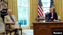 U.S. President Donald Trump lspeaks about legislation for additional coronavirus aid as U.S. Senate Majority Leader Mitch McConnell (R-KY) listens in the Oval Office at the White House in Washington, July 20, 2020. 