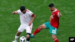 Masoud Shojaei, à gauche, et Younes Belhanda, à droite, lors du match entre le Maroc et l'Iran, Russie, le 15 juin 2018