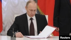 El presidente ruso, Vladimir Putin, firmó la ley en el Kremlin.