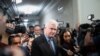 El candidato de la mayoría de la Cámara de Representantes de EEUU, Tom Emmer, sale de una reunión del partido para discutir posibles nuevos candidatos para liderarlos como portavoz en el edificio de oficinas de la Cámara de Longworth en Washington, el 23 de octubre de 2023.