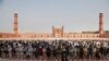 Pakistani Clerics Insist on Keeping Mosques Open 