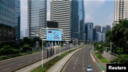 Suasana jalanan di Jakarta tampak sepi pada saat penerapan PPKM Darurat yang diberlakukan 3-20 Juli 2021 (foto: Reuters).