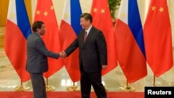 中国国家主席习近平在北京人民大会堂与来访的菲律宾总统杜特尔特握手。（2017年5月15日）