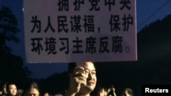 5月7日杭州反对兴建垃圾焚烧厂的示威者手举标语